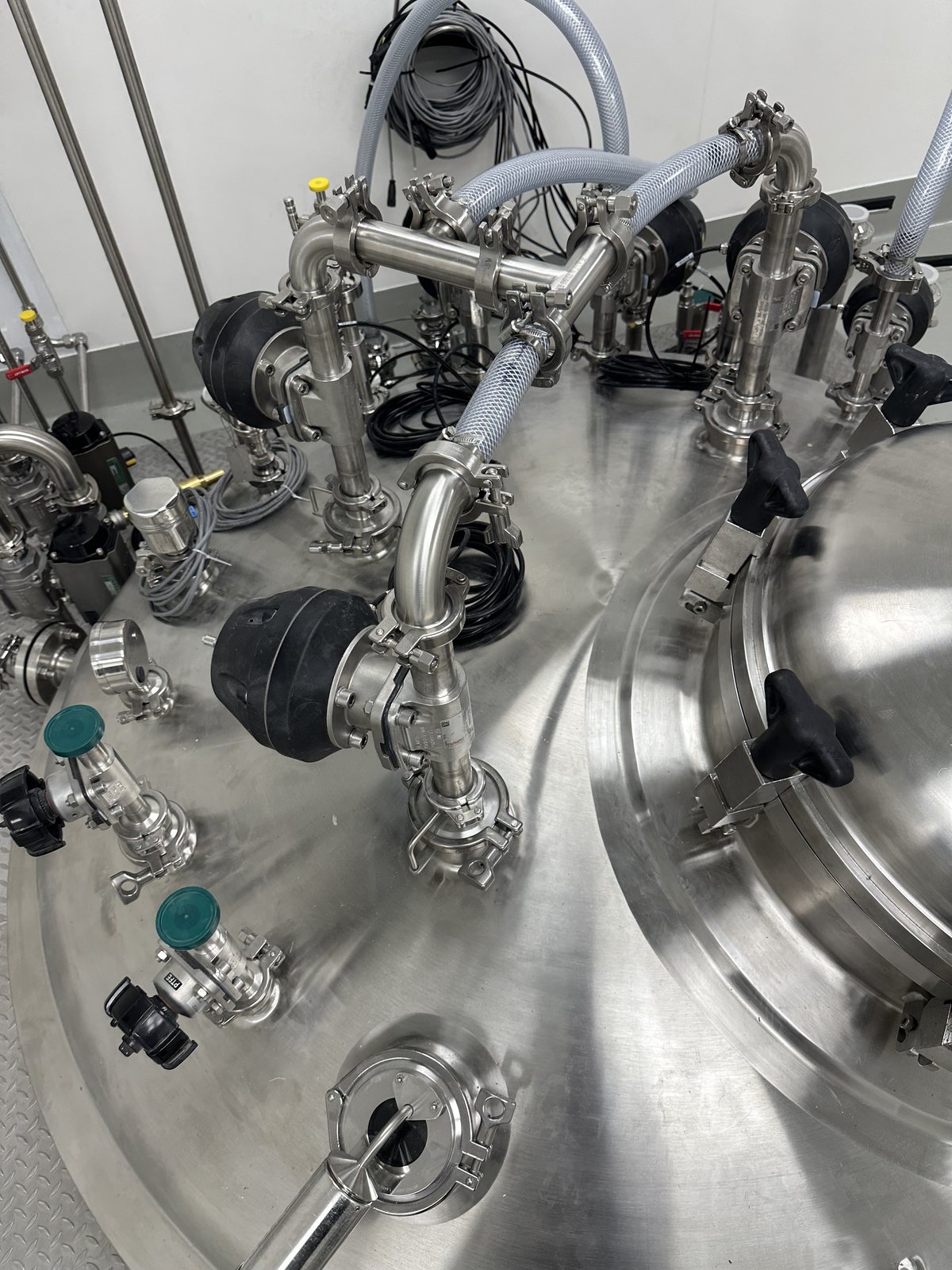Sanitary process tank top with multiple hygienic piping connections